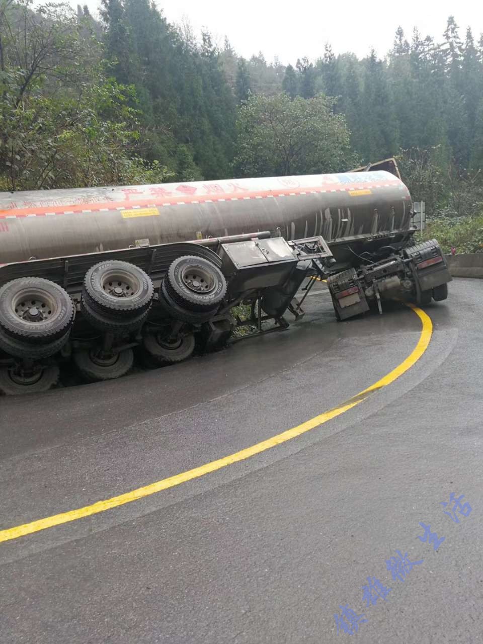 镇雄牛场至碗厂四棱碑往三道拐下面五道拐处一油罐车发生侧翻,过往