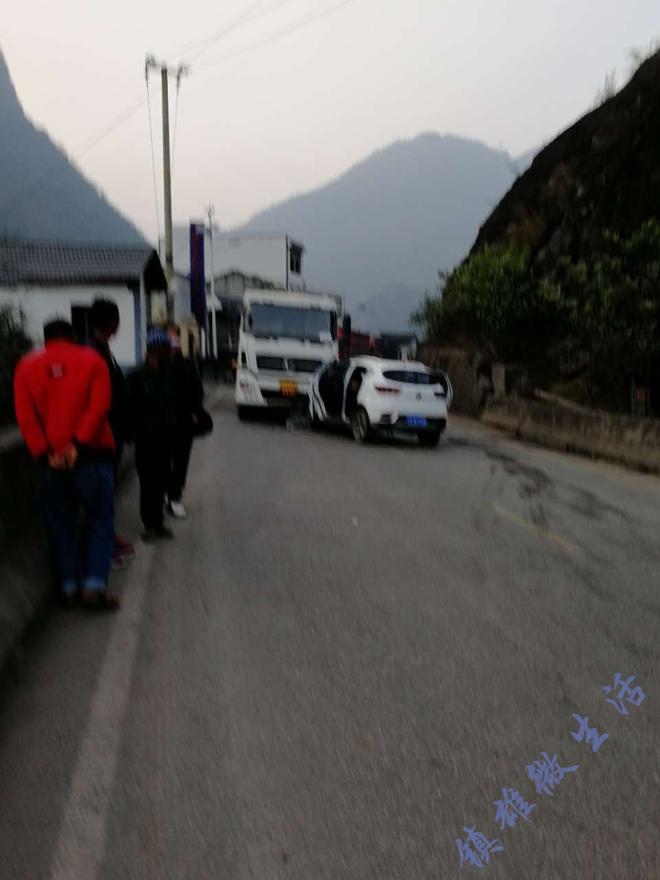 镇雄罗坎镇凤翥马路凤凰山脚处发生一起严重车祸,事故